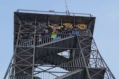 Stolz zeigt die Bürgerinitiative die Zahl 30 als Sinnbild für das  Jubiläum.
