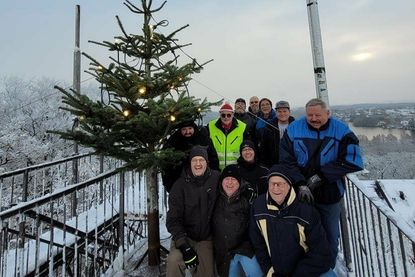 Der Weihnachtsbaum strahlt wieder auf dem Parnaßturm. Bei „Wind und Wetter“ soll der Baum in der schönen Winterlandschaft nun leuchten. Und das zum 30. Mal.