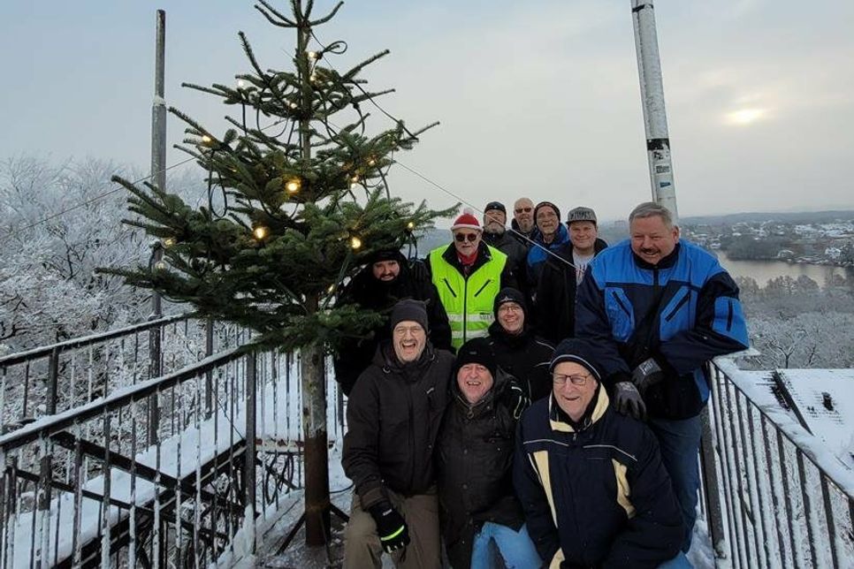 Der Weihnachtsbaum strahlt wieder auf dem Parnaßturm. Bei „Wind und Wetter“ soll der Baum in der schönen Winterlandschaft nun leuchten. Und das zum 30. Mal.