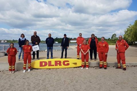 Die ausgezeichneten Aktiven der DLRG Neustadt mit der Vorsitzenden Regina Block (3. v. re.).