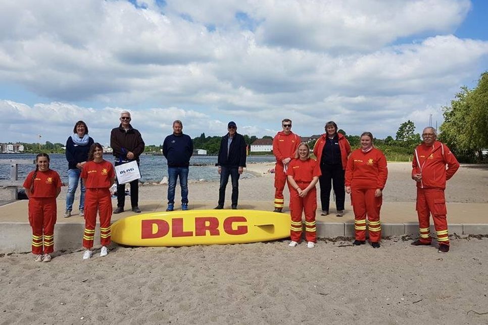 Die ausgezeichneten Aktiven der DLRG Neustadt mit der Vorsitzenden Regina Block (3. v. re.).