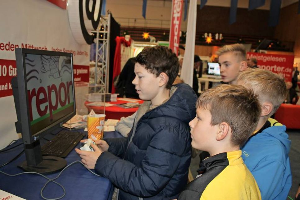 Am Messestand vom reporter in der Gogenkrog-Halle.