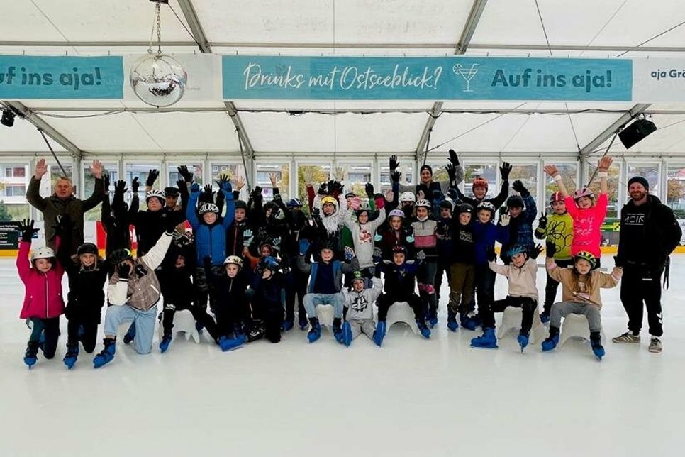 Tourismusleiter Manfred Wohnrade gab am Freitag um 11.11 Uhr gemeinsam mit der Gemeinschaftsschule Grömitz die Eisbahn frei.