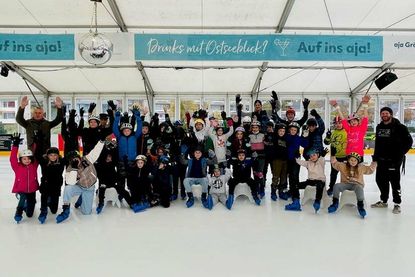 Tourismusleiter Manfred Wohnrade gab am Freitag um 11.11 Uhr gemeinsam mit der Gemeinschaftsschule Grömitz die Eisbahn frei.