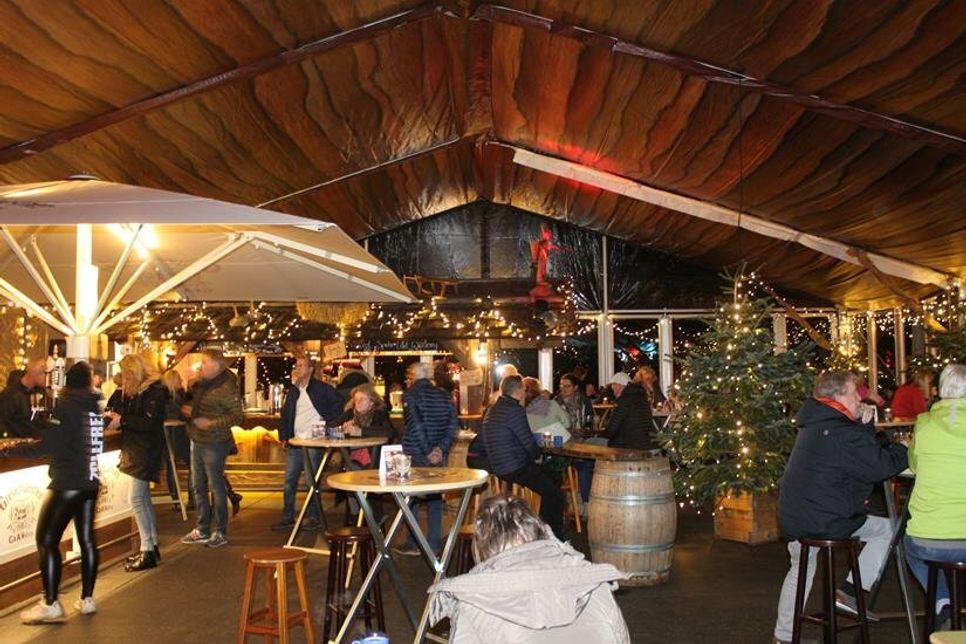 Gemütlichkeit kommt in der großen „Almhütte“ auf.