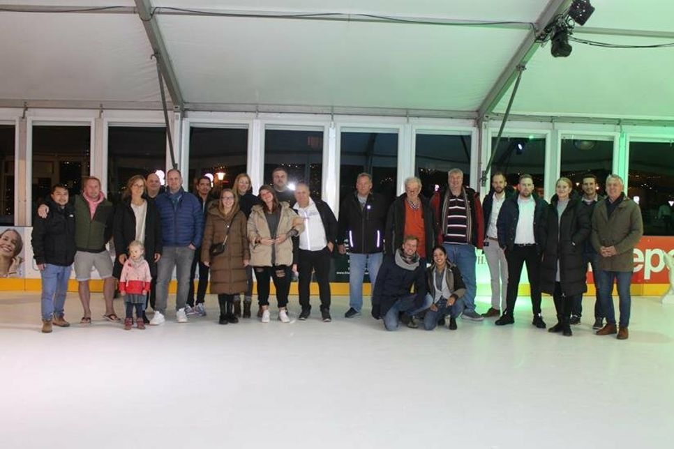 Sponsoren und Tourismus-Service eröffneten am Abend die synthetische Eisbahn offiziell.