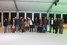 Sponsoren und Tourismus-Service eröffneten am Abend die synthetische Eisbahn offiziell.