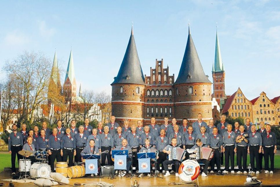 Der Lübecker Shantychor Möwen­shiet übernimmt die musikalische Eröffnung der Travemünder Woche.