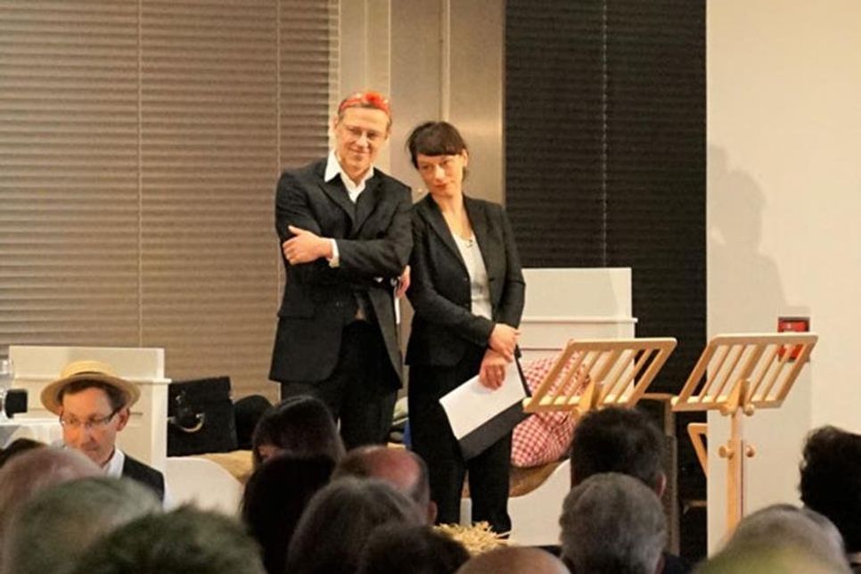 Die beiden Schauspieler Rebecca Indermaur und Andreas Hutzel, die bei der Matinée der Landesbibliothek anhand von Szenen zum Schmunzeln und Staunen einen anschaulichen Eindruck vermittelt haben, wie es „früher“ auf Reisen zuging.