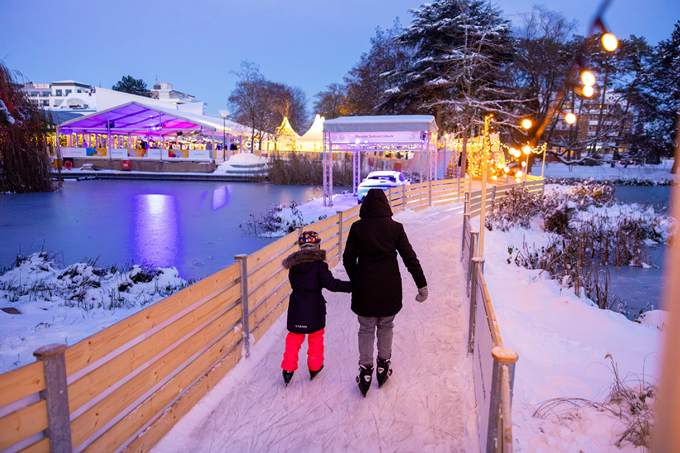 Auf der großen, überdachten Echteisfläche und auf dem Eisrundlauf, der sich durch den illuminierten Kurpark schlängelt, drehen Einwohner und Gäste ihre Schlittschuhrunden. (Foto: www.luebecker-bucht-ostsee.de)