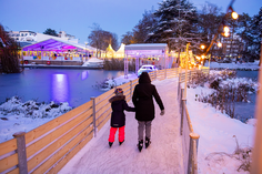 Auf der großen, überdachten Echteisfläche und auf dem Eisrundlauf, der sich durch den illuminierten Kurpark schlängelt, drehen Einwohner und Gäste ihre Schlittschuhrunden. (Foto: www.luebecker-bucht-ostsee.de)