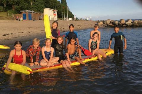 Zukünftige Rettungsschwimmer*innen der DLRG Neustadt, die vier Wochen lang abends am Montag und Mittwoch im Strandbad trainierten.