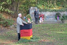 Der Träger des Ehrenrings der Stadt Neustadt, Uwe Muchow, hielt eine bewegende Gedenkrede am Ehrenmal am Heisterbusch zum Volkstrauertag.