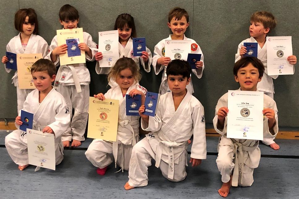Mit dem San-Abzeichen haben sich die jungen Judokas den Weg zur ersten Gürtelprüfung geschaffen. Das Trainerteam ist sehr stolz auf die gezeigten Leistungen.