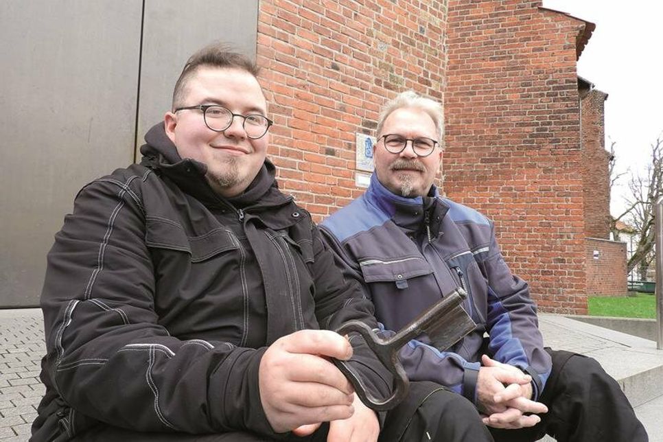Thorsten Doll (li.) hat an der Seite von Küster Detlef Kähler an der St. Michaeliskirche seinen Traumjob gefunden. Am liebsten mäht er den Rasen rund ums Gotteshaus.