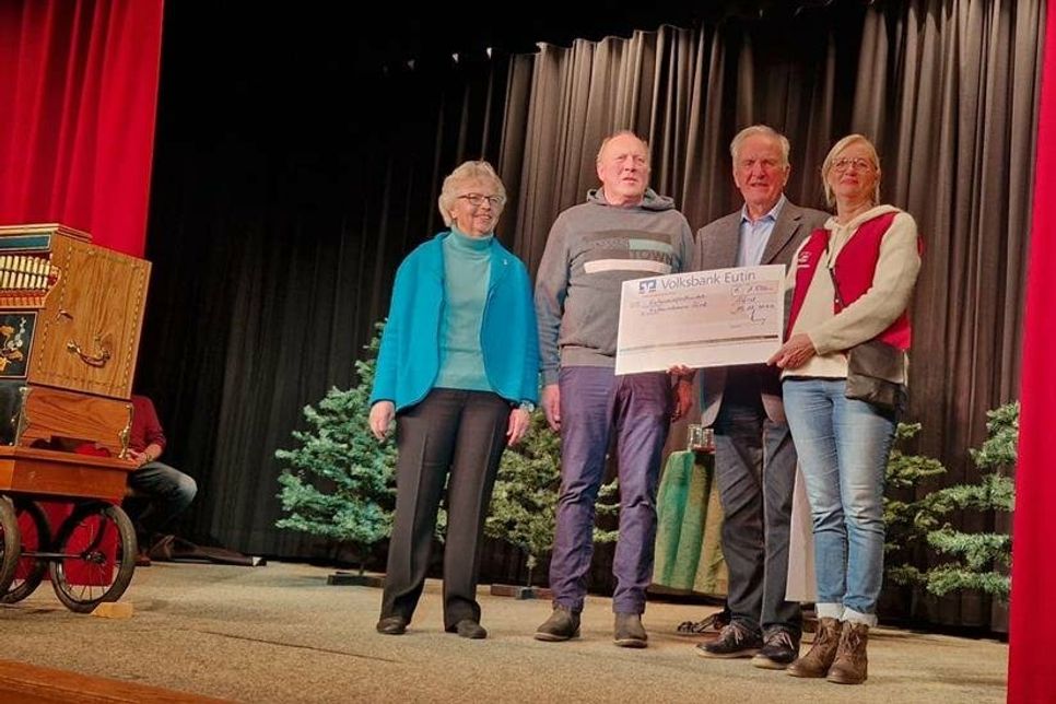 Die Freude beim Theaterverein über die Spende von Anne und Fritz Vehres war riesig.