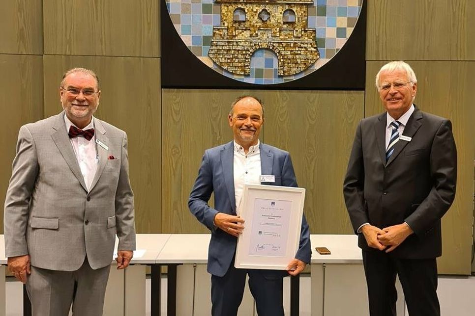 Auszeichnung als „Familienfreundliches Unternehmen 2020“. Christian Pittelkow mit Kreispräsident Harald Werner (lks.) und Landrat Reinhard Sager.