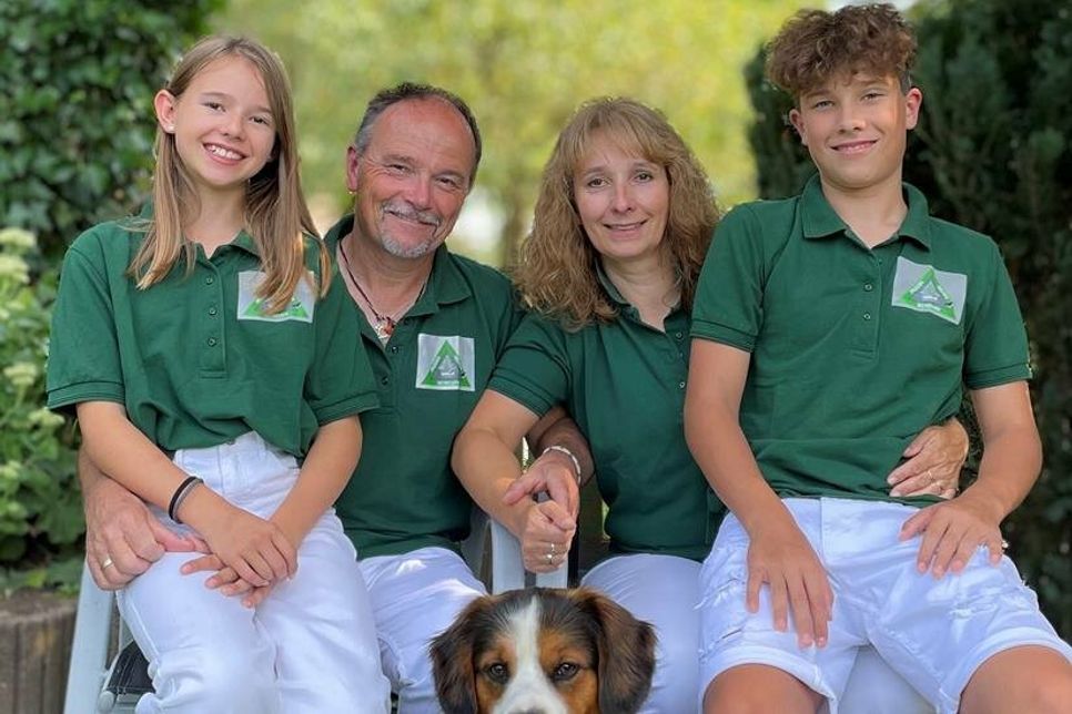 Familie Pittelkow blickt zufrieden und glücklich auf 30 bewegte Jahre zurück. Das positive Lebensgefühl gibt die Familie samt dem Team an ihre Patient*innen weiter.