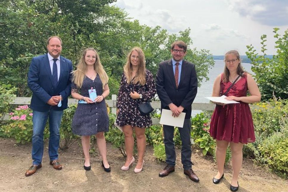 v.l.n.r.: (FA OH) Der Sachgebietsleiter für die Ausbildung Timo Gaarz, Marie Nitzschke, Celina Radzwill, André Hohnstein und Nina Bünning