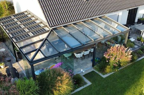 Nelson Park Terrassendächer bietet die Überdachungen auch mit Solarmodulen an.