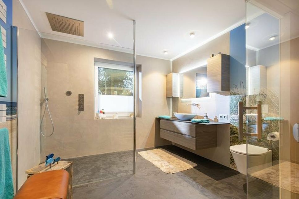 Keine Kacheln und Fliesen mehr dank Spachteltechnik auf Mikrozement-Basis.