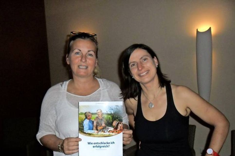 Heilpraktikerin Sabine List und Yogalehrerin Claudia Siems referieren über basische Ernährung und Hautpflege.