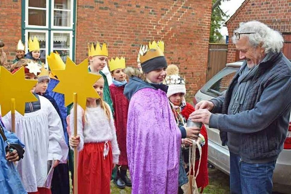 Die erste Station war am Haus von Propst Erich Faehling, hier gab es auch die ersten Spendeneuros