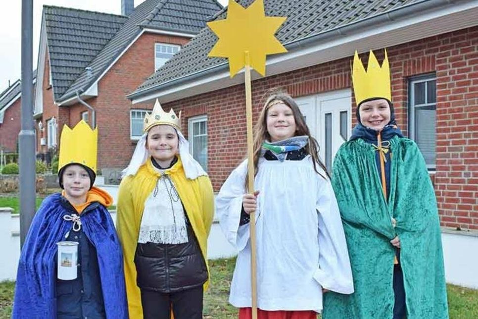 Waren im Wohngebiet Schwebstöcken als Melchior, Balthasar, Sternträger und Caspar unterwegs: Kevin (v.l.), Leander, Tilda und Lion