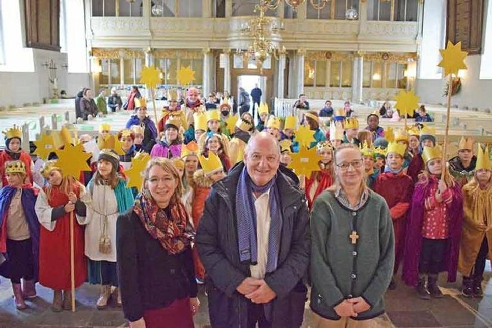 70 kleine und große Sternsinger waren in Preetz und der Umgebung wieder unterwegs, um den Menschen zum Jahresanfang den Segen zu bringen, organisiert u. a. von Pastorin Yasmin Glatthor (v.l.), Pastor Christoph Pfeifer und Simone Czemper