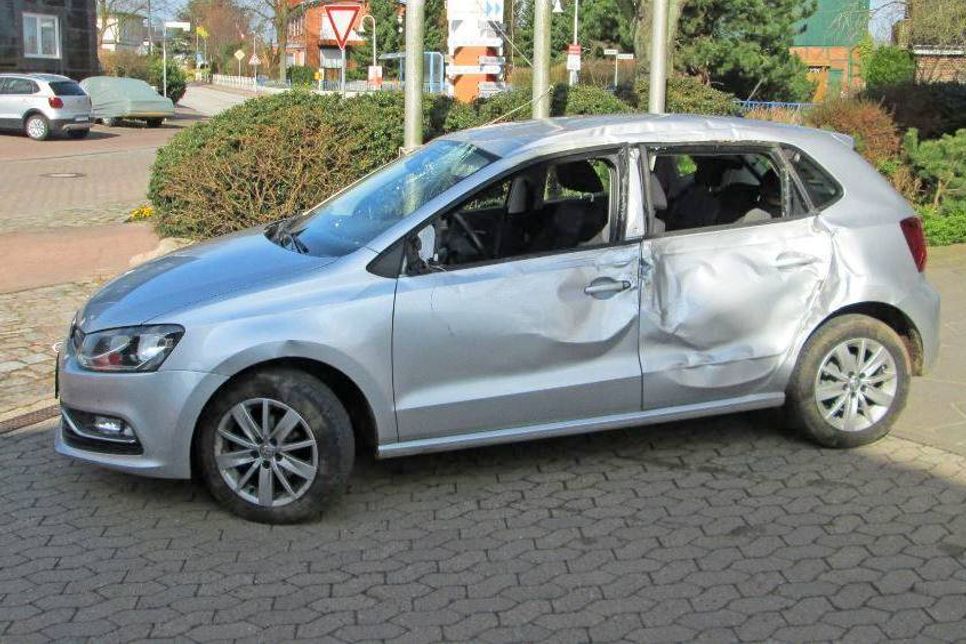 Die Polizei sucht Hinweise zu diesem beschädigten Fahrzeug.