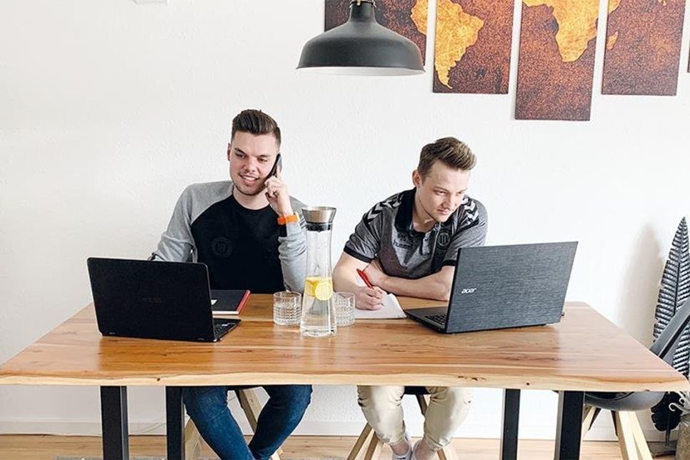 Marcel Sinn (l.) und Alex Witt sind bereit, nehmen bei der Pansdorfer Aktion „Kicker-Care“ Anrufe entgegen und checken die eingehenden Mails.
