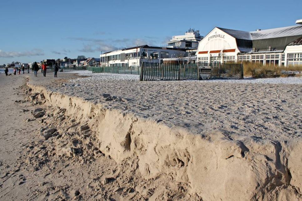 Am Grömitzer Strand sorgte das Hochwasser am Strand für eine hohe Abbruchkante.