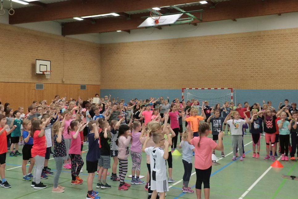 Gemeinsames Aufwärmen in der Turnhalle.