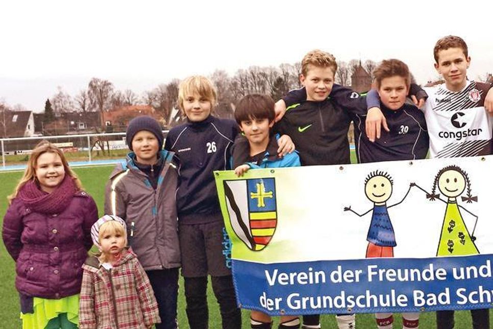 Als Paten konnten die Organisatoren des halbjährlich stattfindenden Flohmarkttreibens diesmal die D-Jugend-Kicker vom SV Olympia Bad Schwarau gewinnen.