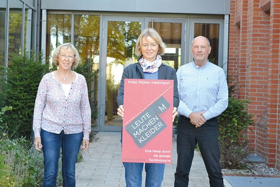 Sabine Gall-Gratze (v.l.), Gudrun Dietrich, Wilhelm Fritzen - alle weitestgehend in fairer Kleidung.