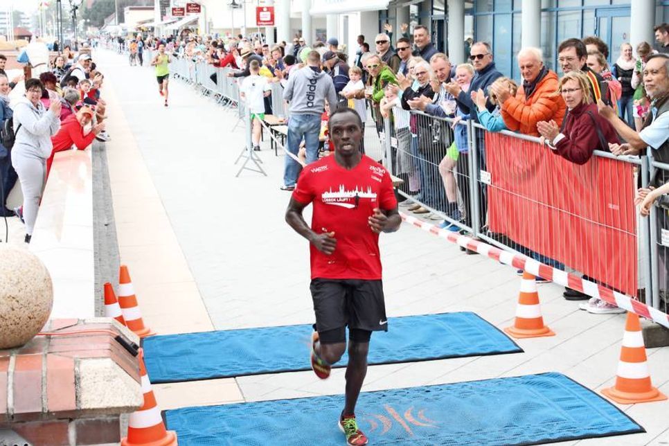 Paul Muluve aus Lübeck gewann den Halbmarathon in 1:14,37 Stunden.