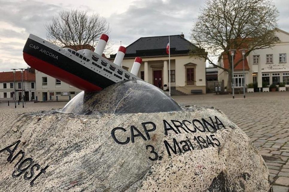 Der Gedenkstein wurde am vergangenen Donnerstag auf dem Neustädter Marktplatz enthüllt.