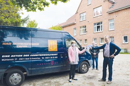 Im Beisein des Awo-Vorsitzenden Wolfgang Dunker (m.) übergibt Hans-Harald Schack aus dem KoKi-Vorstand die Kinogutscheine an Monika Vechtel, Tafel Bad Schwartau.