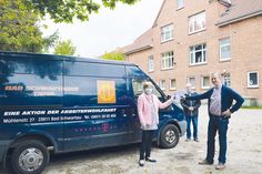 Im Beisein des Awo-Vorsitzenden Wolfgang Dunker (m.) übergibt Hans-Harald Schack aus dem KoKi-Vorstand die Kinogutscheine an Monika Vechtel, Tafel Bad Schwartau.