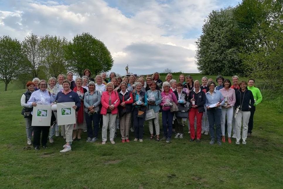 Brodau. Es fand der Offene Damen-Vierer im Golf Club Brodauer Mühle statt. Turnierorganisatorin Steffi Buhtz freute sich, 52 Damen aus 14 verschiedenen Clubs aus Norddeutschland begrüßen zu dürfen. Bei Sonnenwetter wurden 9 Loch Chapman-Vierer und 9 Loch Vierball gespielt. Der gute Brodauer Platzzustand und besonders die schnellen Grüns wurden von allen Teilnehmerinnen sehr gelobt. Dank einer hohen Anzahl gewonnener Sponsoren aus der Region konnten sich viele Gewinnerinnen über Preise freuen. Siegerin in der Netto Klasse A wurden Marina Waack (Brodau) und Sabine Büchermann (Maritim Ostsee) mit 69 Nettoschlägen. Siegerinnen in der Netto Klasse B wurden Ute Schultz (Brodau) und Heike Wiesing-Weißbarth (Maritim Ostsee) mit 41 Nettopunkten. In der Bruttoklasse siegten Steffi Buhtz (Brodau) und Barbara Schönack (Aukrug) mit 85 Schlägen. (red)
