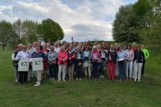 Brodau. Es fand der Offene Damen-Vierer im Golf Club Brodauer Mühle statt. Turnierorganisatorin Steffi Buhtz freute sich, 52 Damen aus 14 verschiedenen Clubs aus Norddeutschland begrüßen zu dürfen. Bei Sonnenwetter wurden 9 Loch Chapman-Vierer und 9 Loch Vierball gespielt. Der gute Brodauer Platzzustand und besonders die schnellen Grüns wurden von allen Teilnehmerinnen sehr gelobt. Dank einer hohen Anzahl gewonnener Sponsoren aus der Region konnten sich viele Gewinnerinnen über Preise freuen. Siegerin in der Netto Klasse A wurden Marina Waack (Brodau) und Sabine Büchermann (Maritim Ostsee) mit 69 Nettoschlägen. Siegerinnen in der Netto Klasse B wurden Ute Schultz (Brodau) und Heike Wiesing-Weißbarth (Maritim Ostsee) mit 41 Nettopunkten. In der Bruttoklasse siegten Steffi Buhtz (Brodau) und Barbara Schönack (Aukrug) mit 85 Schlägen. (red)
