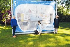 Sie haben sich für den gelungenen XXL-Geburtstagsgruß ordenlich ins Zeug gelegt: Timmendorfs Gemeindearchivarin Melanie Zühlke (r.), Grafik-Designerin Stephanie Scheel (li.) und Silke Szymoniak von der TSNT.