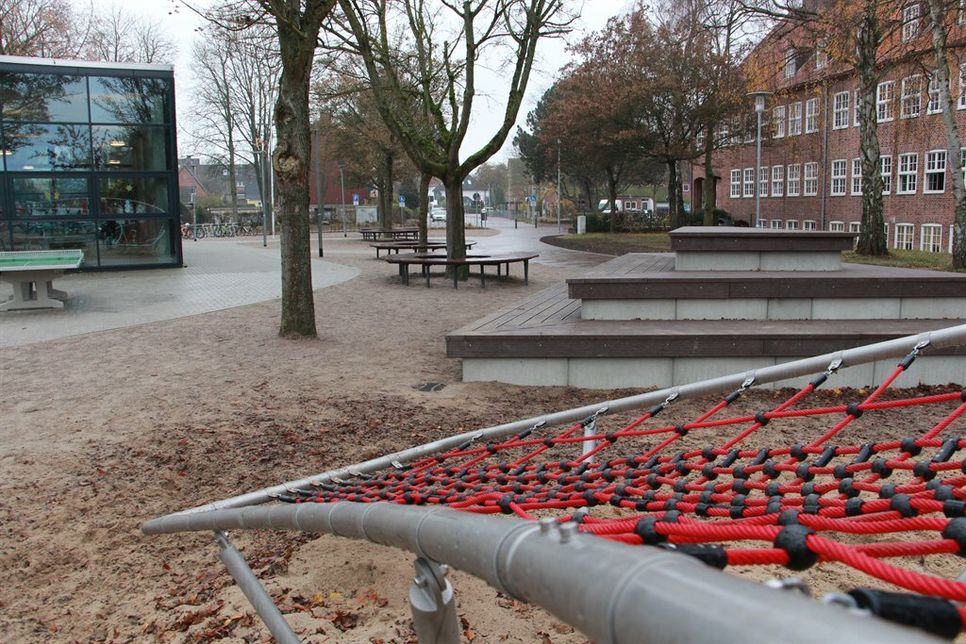 Sitzmöbel und Klettergerät laden zum Spielen und Verweilen ein.