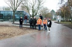 Freuen sich über die gelungene Umsetzung der Baumaßnahme: Bürgermeister Mirko Spieckermann mit dem stellvertretenden Bauamtsleiter Conrad Rieger, Jens Rietschel (Abteilungsleiter Tiefbau), Udo Meyer (Planungs- und Ingenieurbüro Benthien), Bauausschussvorsitzender Willy Heckel, Marcus Wohlert (Technischer Bereichsleier Schleswig-Holstein Strabag, Sven Gaffrey (Geschäftsführer Planungs- und Ingenieurbüro Benthien) Bauleiter Olaf Wittkowski (Strabag) und Schulleiterin Yvonne Pohle (v. lks.).