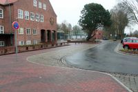 Auf dem Parkplatz westlich der Schulstraße ist eine Wendeschleife mit „Kiss-and-Go-Zone“ entstanden.