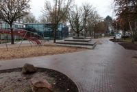 Die Fläche des ehemaligen Wendehammers wurde für die Schülerinnen und Schüler komplett umgestaltet und ist jetzt autofreie Zone.
