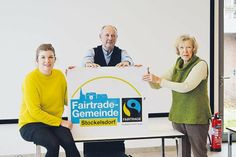 Freuen sich über die neuerliche Rezertifizierung: Julia Samtleben (l), Bürgermeisterin der Gemeinde Stockelsdorf sowie Wilhelm Fritzen und Sabine Gall-Gratze aus der Fairtrade-Steuergruppe.