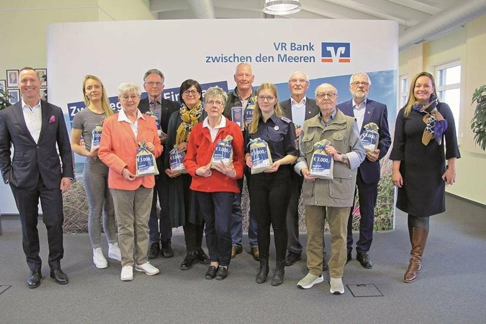 Die örtlichen Spendenempfänger mit Lars Nissen und Anna Wiatrok.