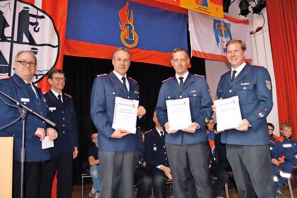 Für ihr Engagement zur Gründung der neuen Jugendfeuerwehr nahmen die Ortswehrführer Tom Freitag (v.r.), Christian Ziemann und Fabian Fuhrmann Ehrenurkunden des Kreisfeuerwehrverbandes von Michael Hasselmann, Stellv. Kreisbrandmeister, und Kreisjugendfeuerwehrwart Hartmut Jung, entgegen. (Foto:Setje-Eilers)