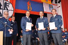 Für ihr Engagement zur Gründung der neuen Jugendfeuerwehr nahmen die Ortswehrführer Tom Freitag (v.r.), Christian Ziemann und Fabian Fuhrmann Ehrenurkunden des Kreisfeuerwehrverbandes von Michael Hasselmann, Stellv. Kreisbrandmeister, und Kreisjugendfeuerwehrwart Hartmut Jung, entgegen. (Foto:Setje-Eilers)